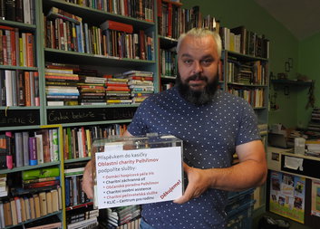 Dobročinný bazar knih přinesl do charitní kasičky téměř 17 tisíc korun