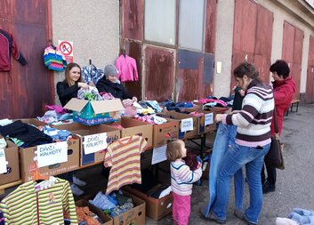 Jarní probírka charitního šatníku předčila očekávání