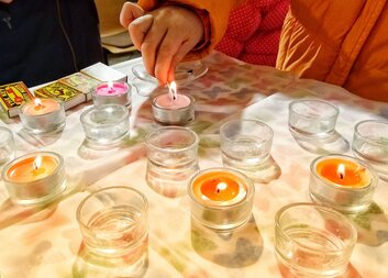 Památku dětí uctilo přes čtyřicet svíček