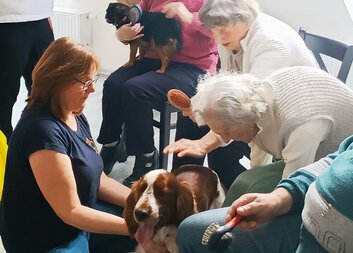 Setkání seniorů s pejsky nenechalo jedno oko suché