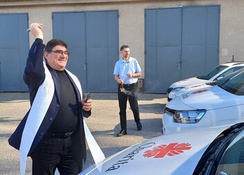 Žehnání charitních automobilů: Na cestách s požehnáním a pomocí