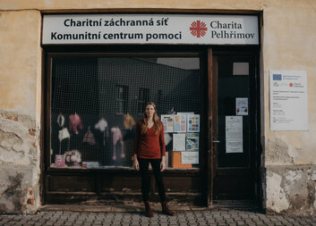 Probírka charitního šatníku v Pacově přinesla radost, pomoc i nové začátky
